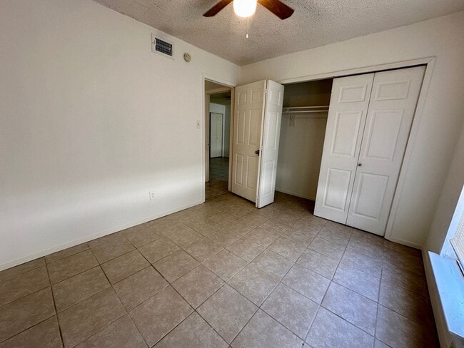 Building Photo - For Lease | 2 Bed, 1.5 Bath | 900 Sq Ft | Meadow Village