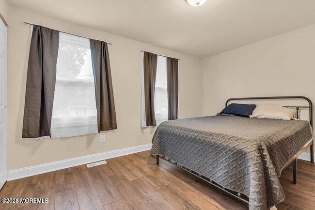 Building Photo - 310 Falcon Dr