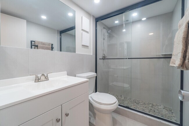 Building Photo - 3200 N Palm Aire Dr