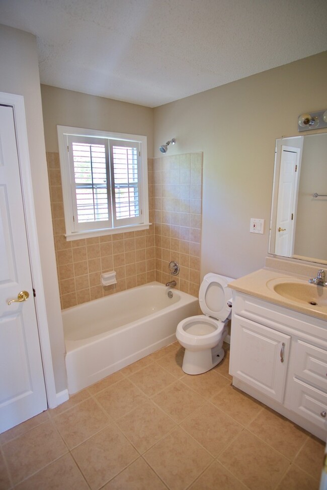 Building Photo - Dunwoody Living at Its Best – Spacious 4BR...