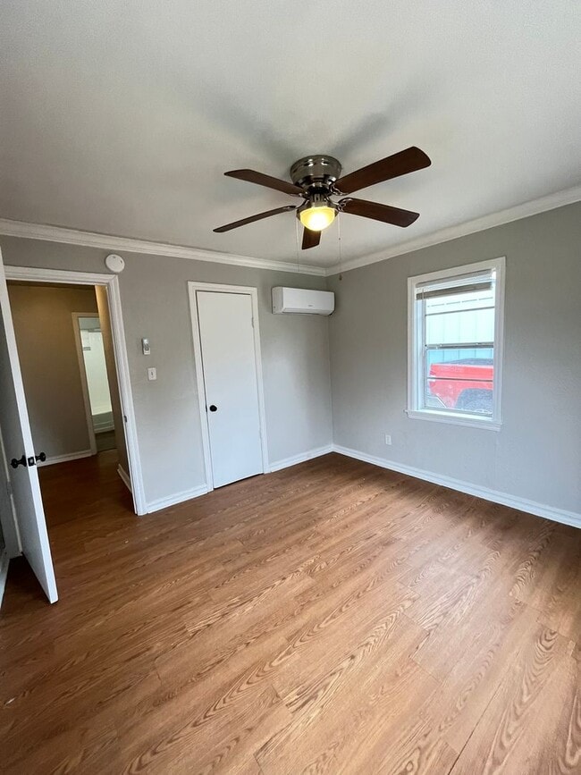 Building Photo - 2 Bed 1 Bath