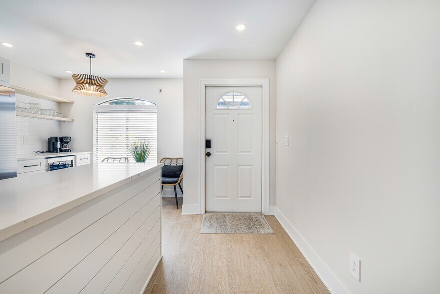 Building Photo - 16440 Kelly Cove Dr