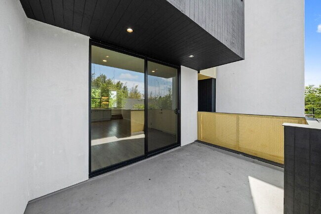 Building Photo - 2664 L St