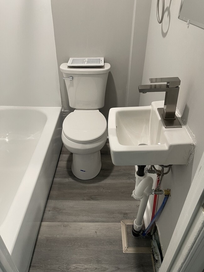 Building Photo - 535 Moya St