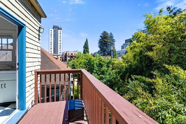 Building Photo - Large Studio apt close in SW! Pets OK!