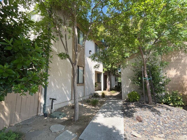 Building Photo - 3 bedroom North Davis townhome available f...
