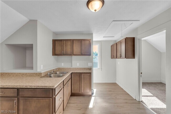 Building Photo - 3187 W 44th St