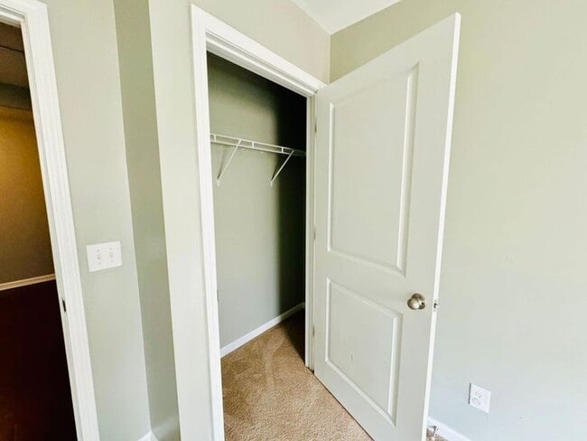 Building Photo - 4 bed, 2 bath-- Available Aug 2026!