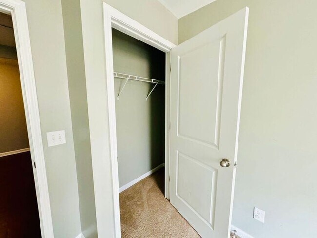 Building Photo - 4 bed, 2 bath-- Available NOW!!