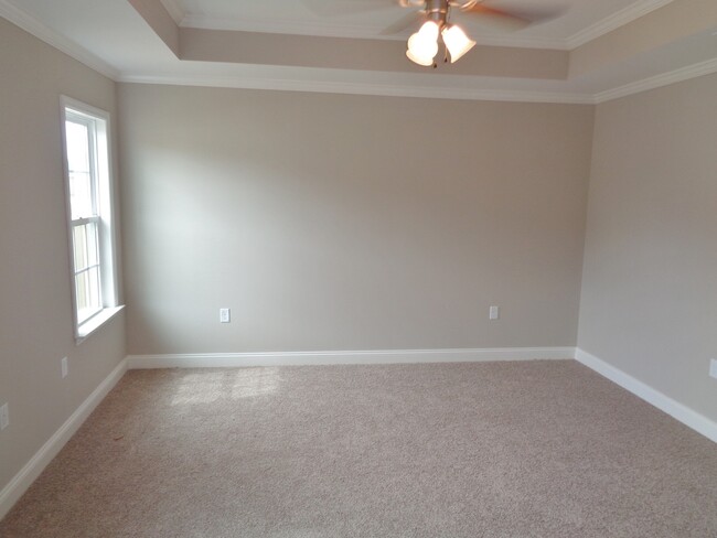 Building Photo - A RARE FIND! 4/2 Near I75 4 Bedroom 2 Bath...