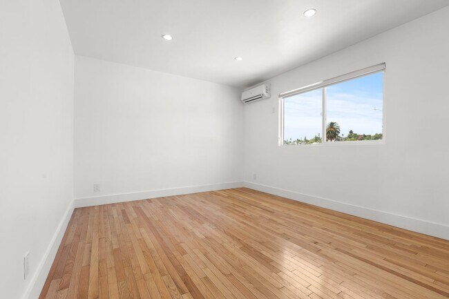 Building Photo - Beautifully updated 1 bed / 1 bath apartment in Echo Park is now available - Includes private par...