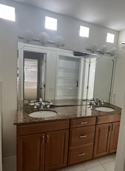 Double sink - 4950 Bayshore Blvd