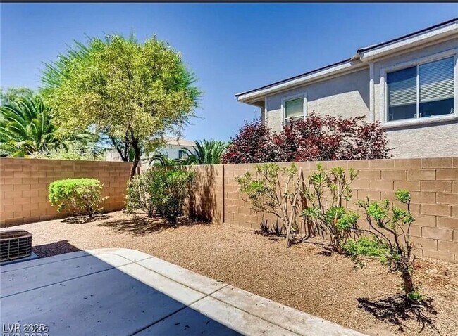 Building Photo - 227 Charming Ct