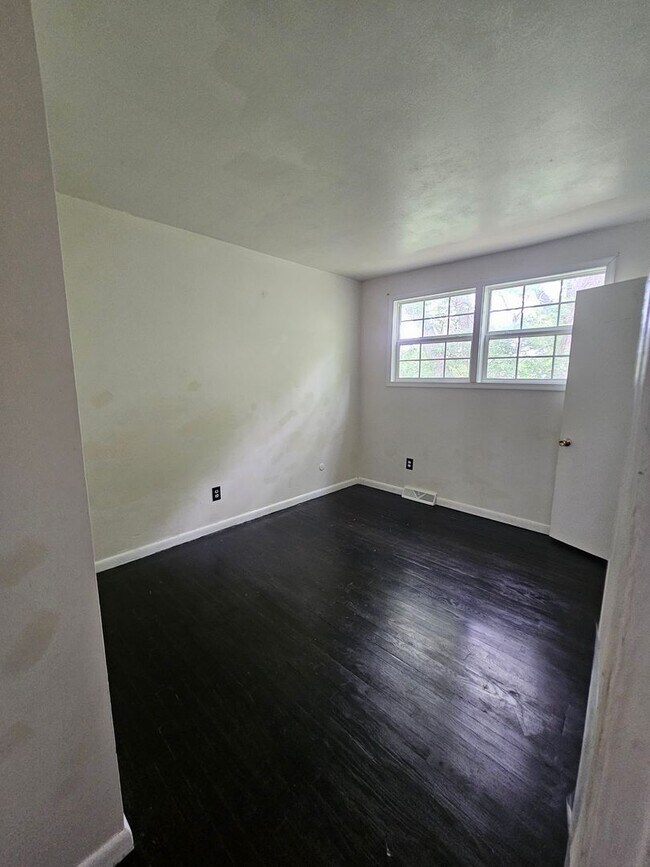 Building Photo - 4 Bedroom
