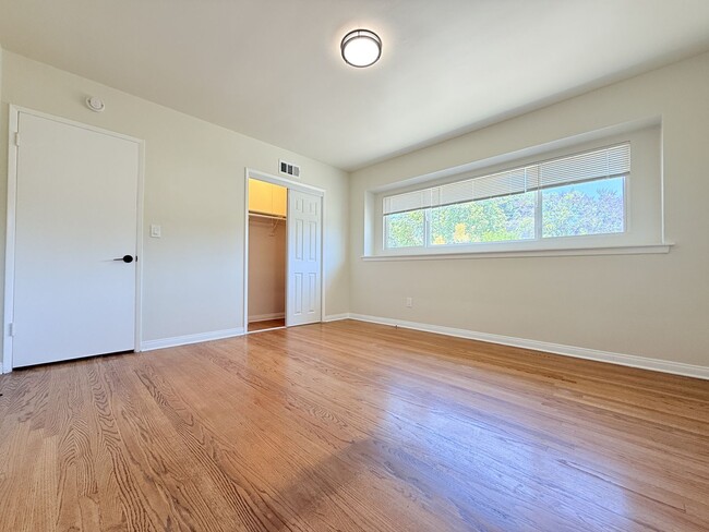 Building Photo - Beautiful Winnetka Home with Hardwood Floo...
