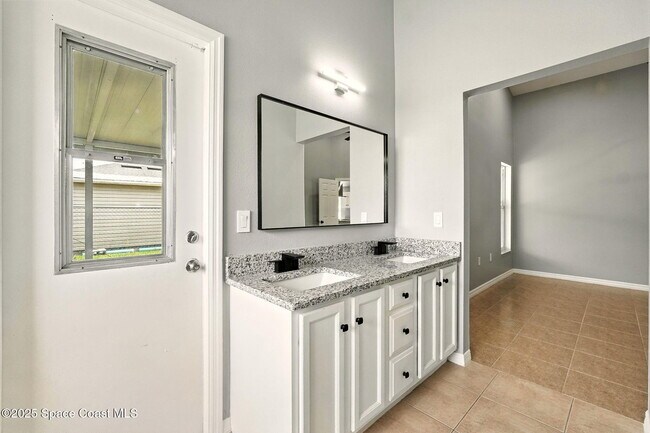 Building Photo - 460 Martigues Dr