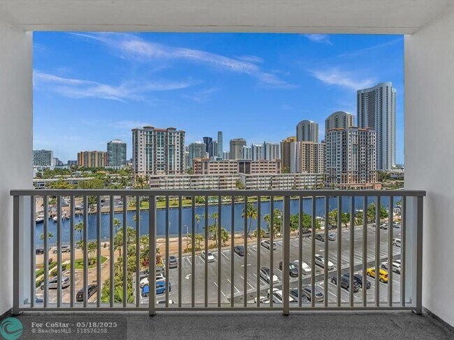 Building Photo - 300 Bayview Dr