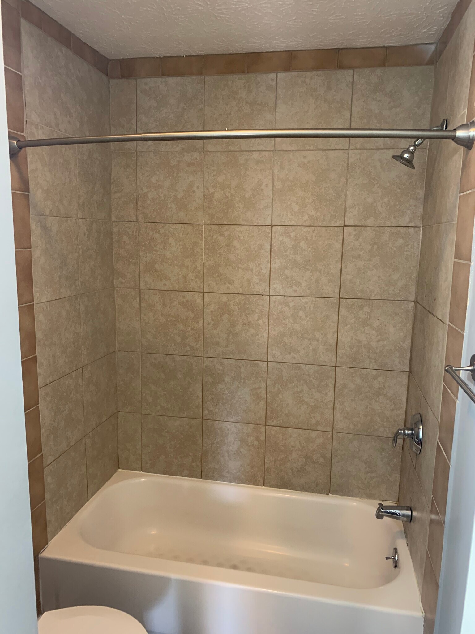 Ceramic tile shower - 440 Edinburgh Rd