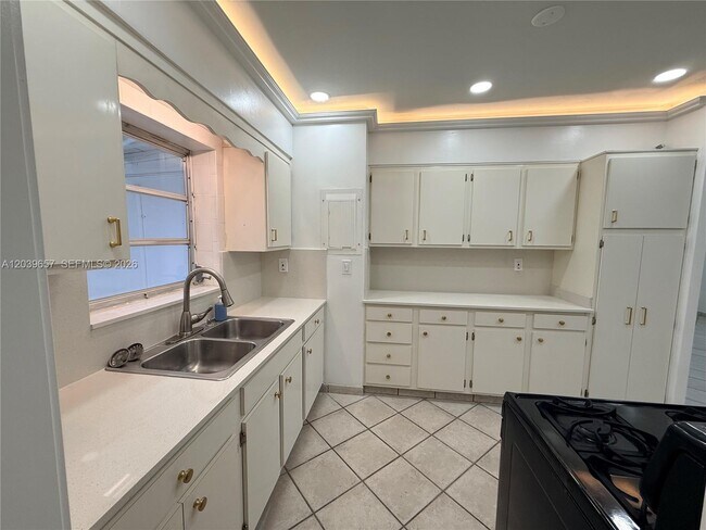 Building Photo - 561 W 39th St