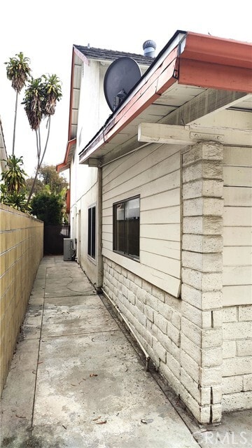 Building Photo - 2821 Greenleaf Dr