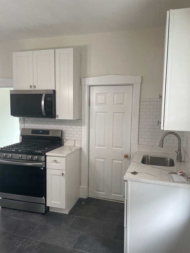 Building Photo - House for Rent in Southwest City