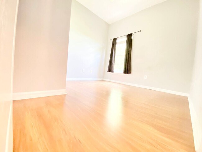 Building Photo - Stunning Lake View Home in Waterside Estate!