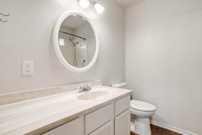 Building Photo - Cozy 3 Bed, 2 Bath Home Minutes Away from ...