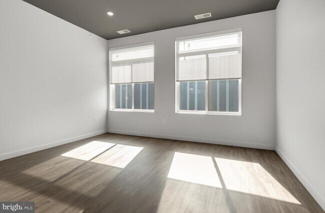 Building Photo - 525 N 41st St