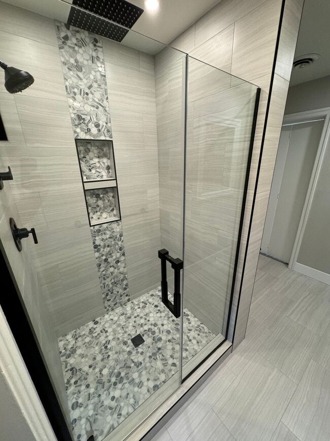 Building Photo - Fully Renovated 4 Bed Home w/ Fenced Backyard, W/D's in Unit.