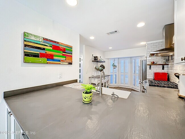 Building Photo - 2009 Seminole Rd