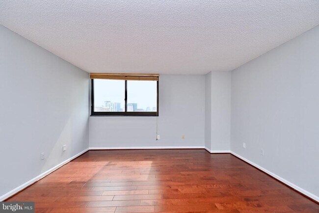 Building Photo - 1101 S Arlington Ridge Rd