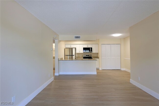 Building Photo - 5331 Summerlin Rd