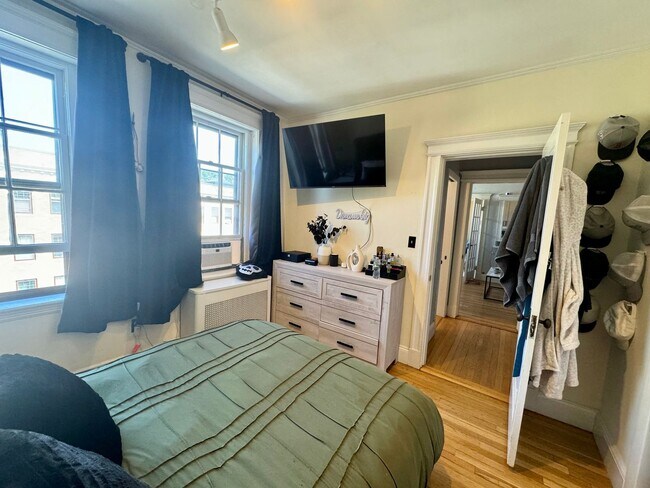 Building Photo - Spacious Cambridge 1 Bed