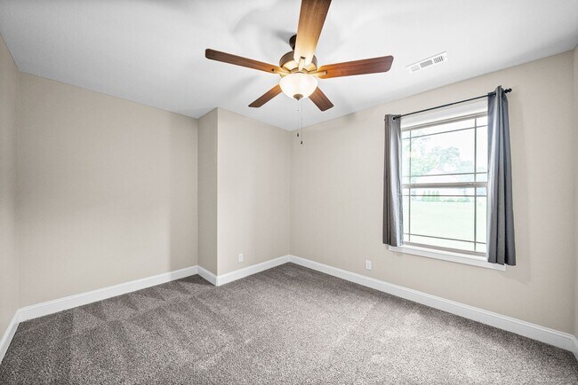 Building Photo - Pet Friendly Four Bedroom!