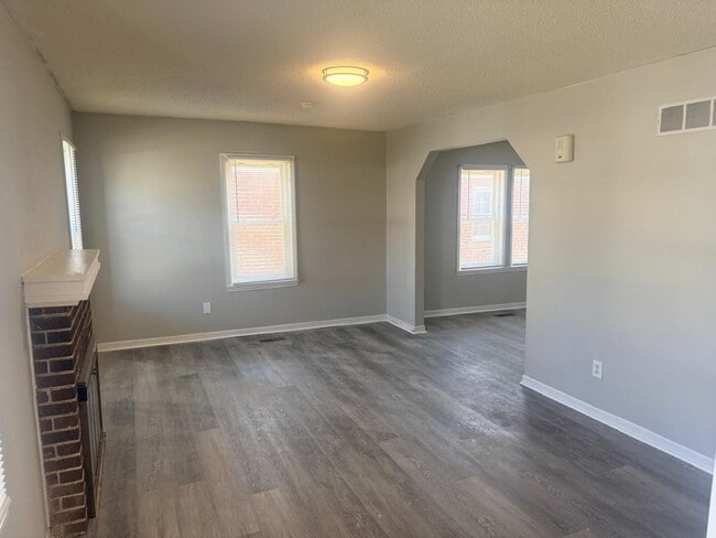 Building Photo - "Charming 3-Bed, 1 bath Retreat with Beautiful Floors on Laura Avenue!"
