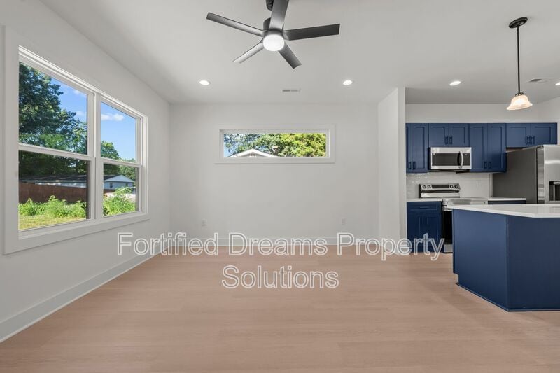 Building Photo - 806 W Dameron Ave