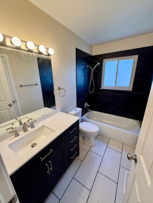 Building Photo - Great 3 bed 2 bath in North Fort Collins. ...