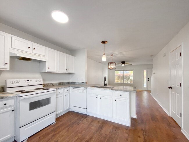 Building Photo - Two Bedroom Townhome in Godley Park with m...