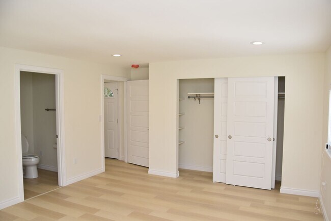 Building Photo - 5724 Hillcrest Dr SW