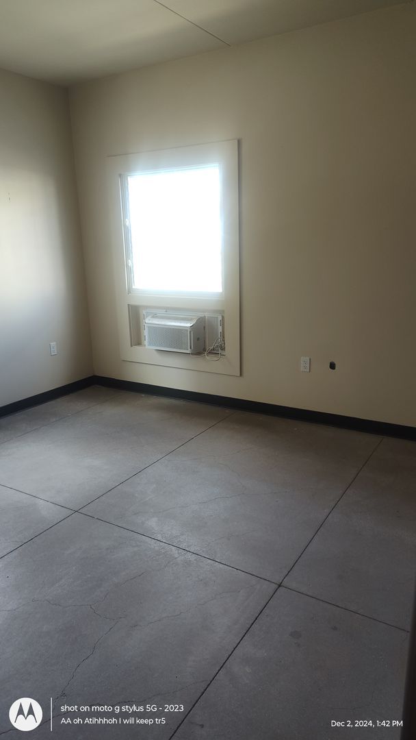 Building Photo - Conveniently located, utilities incl,  A/C...