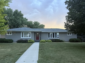 Building Photo - 922 E 12th Ave