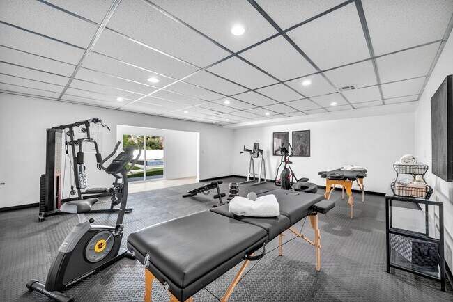 Building Photo - Meticulously renovated single-story contem...