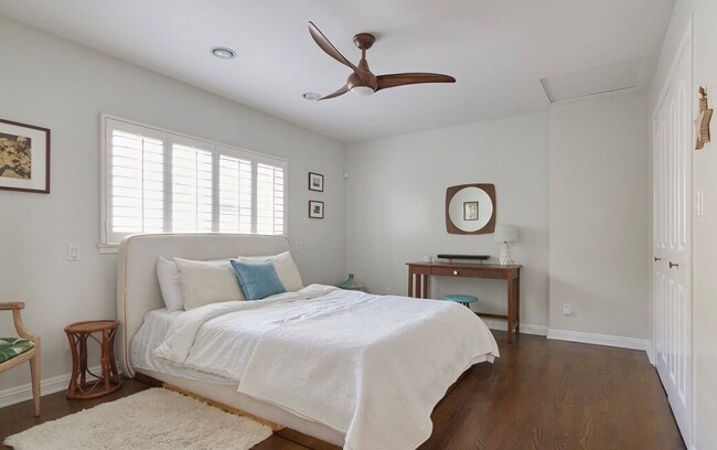 Building Photo - Spacious Silver Lake Charmer 2-bedroom, 1-bath home for Rent.