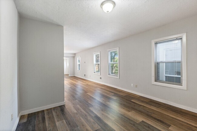 Building Photo - 1 BD available in the serene SW Hills