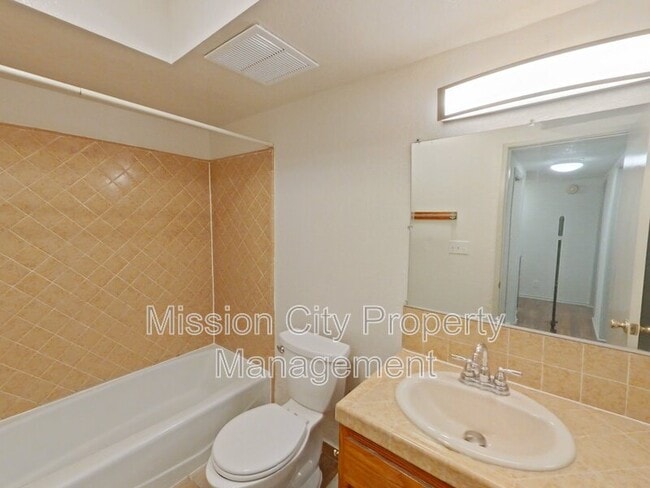 Building Photo - 916 San Andres St