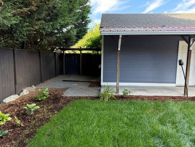 Building Photo - 2BR + Office Seward Park Home w/ A/C & 125...