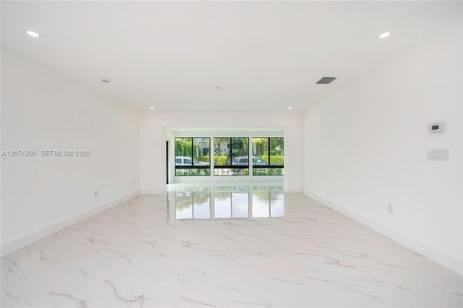 Building Photo - 1621 S Treasure Dr