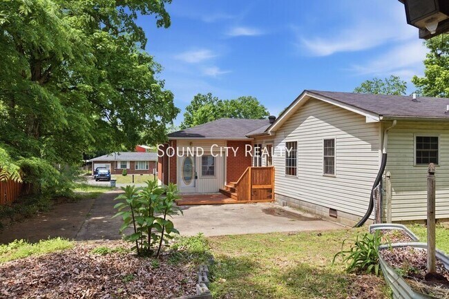 Building Photo - 7016 Bonnalake Dr