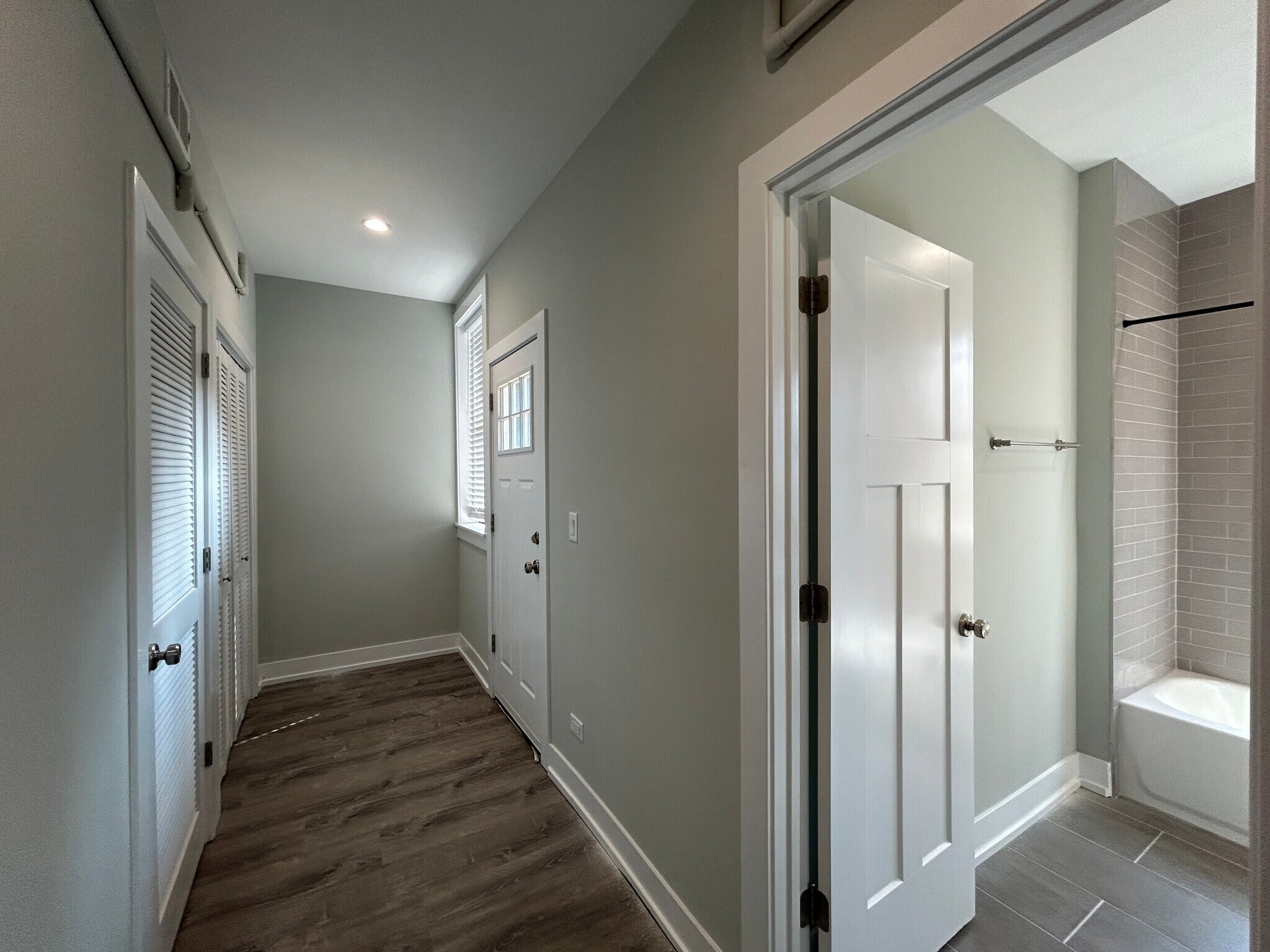 Building Photo - 1000 Crain St