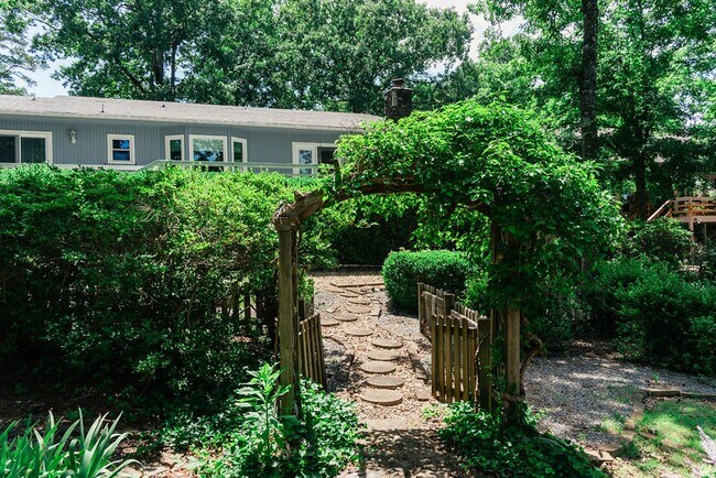 Building Photo - Beautiful Backyard Oasis on the Golf Course!
